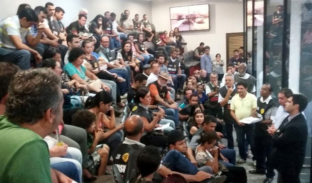 Reunião conjunta das comissões da Assembleia aprecia nesta quinta-feira, 2, emenda que pode por fim ao impasse da data-base entre o governo e sindicato dos servidores; elaborada após reunião na tarde desta quarta-feira, 1º, entre parlamentares e servidores, a proposta prevê a execução de uma folha complementar no mês de julho para inclusão dos retroativos referentes aos últimos meses de maio e junho, sendo 4,17% para cada mês; prevê também a incorporação de 4,17% referente ao índice da data-base na folha de julho e ainda a incorporação do índice de 4,003% na folha de pagamento de outubro; "Acredito que agora iremos cessar essa questão da greve”, disse o governador Marcelo Miranda (Foto: Aquiles Lins) Reunião conjunta das comissões da Assembleia aprecia nesta quinta-feira, 2, emenda que pode por fim ao impasse da data-base entre o governo e sindicato dos servidores; elaborada após reunião na tarde desta quarta-feira, 1º, entre parlamentares e servidores, a proposta prevê a execução de uma folha complementar no mês de julho para inclusão dos retroativos referentes aos últimos meses de maio e junho, sendo 4,17% para cada mês; prevê também a incorporação de 4,17% referente ao índice da data-base na folha de julho e ainda a incorporação do índice de 4,003% na folha de pagamento de outubro; "Acredito que agora iremos cessar essa questão da greve”, disse o governador Marcelo Miranda