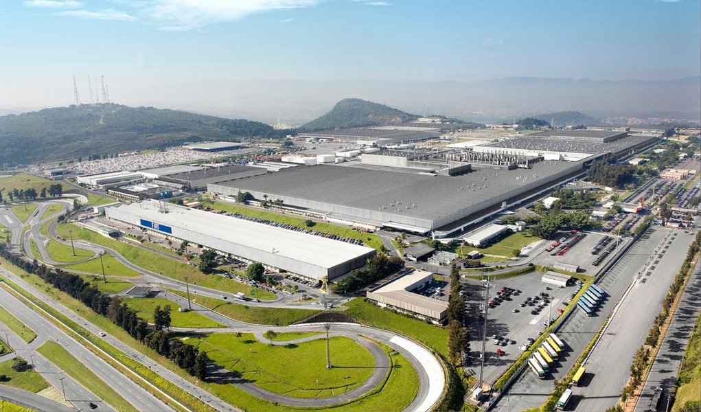 Cerca de 12 mil funcionários da Fiat entraram em férias coletivas na fábrica em Betim, na Região Metropolitana de Belo Horizonte; de acordo com a assessoria da montadora, nesse período, a produção de veículos fica suspensa; as férias coletivas deste mês englobam trabalhadores da produção e do administrativo; a medida é para ajustar a produção e a demanda do mercado, segundo a Fiat (Foto: Leonardo Lucena) Cerca de 12 mil funcionários da Fiat entraram em férias coletivas na fábrica em Betim, na Região Metropolitana de Belo Horizonte; de acordo com a assessoria da montadora, nesse período, a produção de veículos fica suspensa; as férias coletivas deste mês englobam trabalhadores da produção e do administrativo; a medida é para ajustar a produção e a demanda do mercado, segundo a Fiat