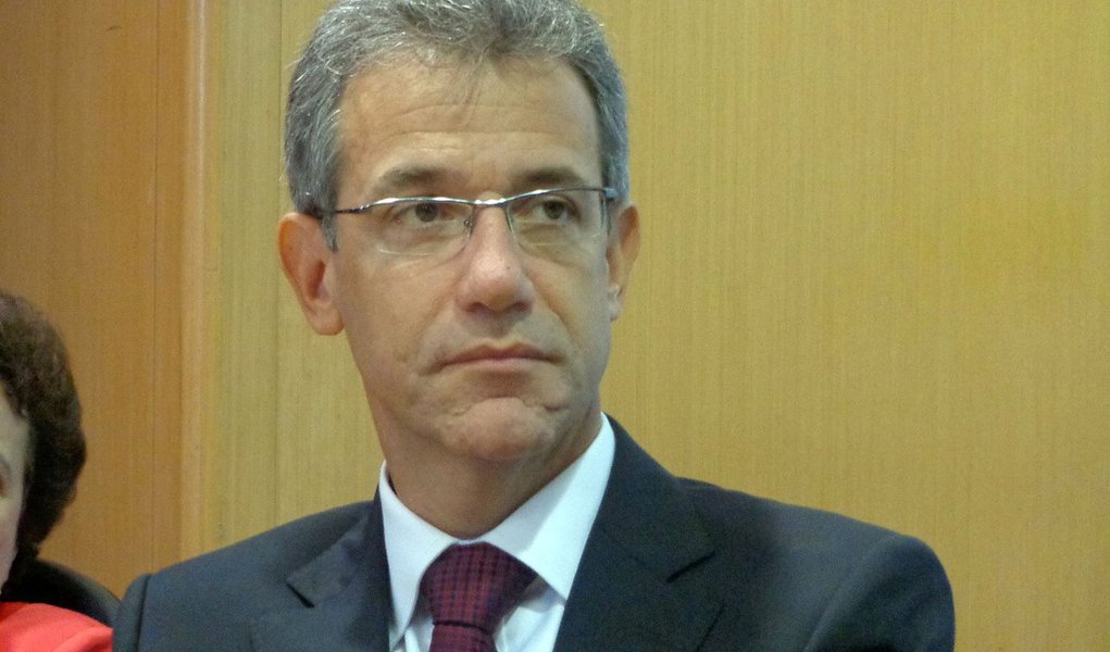 A proposta apresentada por Renan Calheiros (com a aprovação tácita de Joaquim Levy - o que não é surpreendente), que prevê o pagamento por serviços do SUS em função das faixas de renda, caso aplicada, seria um retrocesso lamentável (Foto: Reinaldo Del Dotore) A proposta apresentada por Renan Calheiros (com a aprovação tácita de Joaquim Levy - o que não é surpreendente), que prevê o pagamento por serviços do SUS em função das faixas de renda, caso aplicada, seria um retrocesso lamentável