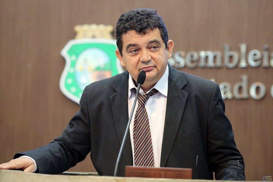 A manifestação organizada por movimentos populares e centrais sindicais está marcada para o próximo dia 20, com concentração na praça Clóvis Beviláqua, segundo informou o deputado Carlos Felipe (PCdoB), em discurso nesta terça (18) na Assembleia Legislativa. De acordo com o parlamentar, o ato será em favor da democracia, da saúde, da educação e contra a corrupção (Foto: Rodrigo Rocha) A manifestação organizada por movimentos populares e centrais sindicais está marcada para o próximo dia 20, com concentração na praça Clóvis Beviláqua, segundo informou o deputado Carlos Felipe (PCdoB), em discurso nesta terça (18) na Assembleia Legislativa. De acordo com o parlamentar, o ato será em favor da democracia, da saúde, da educação e contra a corrupção