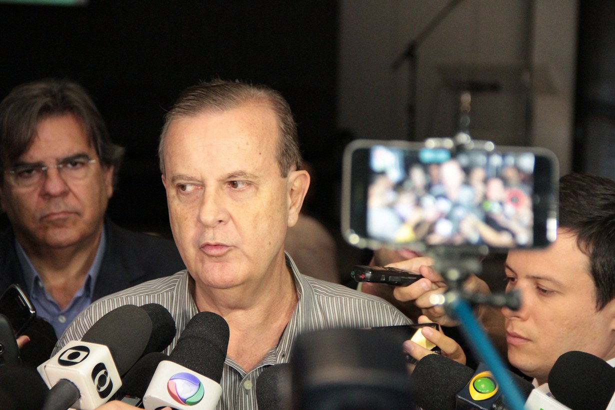 Situação financeira da prefeitura de Goiânia volta ao centro do debate na Câmara Municipal; vereadores aprovaram hoje, em primeira votação, projeto de lei que autoriza o Paço a contrair empréstimo de R$ 500 milhões junto ao Credit Suisse para usar "contrapartida de projetos parcialmente financiados"; são eles: projeto Macambira Anicuns, BRT e obras de mobilidade urbana; vereadores de oposição criticam o fato de o projeto permitir, no entanto, que o prefeito Paulo Garcia (PT) utilize os recursos em outras áreas de sua escolha; "A contrapartida que a Prefeitura daria ao BID tinha que ser dada com recursos do tesouro. Não conseguiu antes e quer mais 500 milhões agora?", contesta o vereador Djalma Araújo (Foto: José Barbacena) Situação financeira da prefeitura de Goiânia volta ao centro do debate na Câmara Municipal; vereadores aprovaram hoje, em primeira votação, projeto de lei que autoriza o Paço a contrair empréstimo de R$ 500 milhões junto ao Credit Suisse para usar "contrapartida de projetos parcialmente financiados"; são eles: projeto Macambira Anicuns, BRT e obras de mobilidade urbana; vereadores de oposição criticam o fato de o projeto permitir, no entanto, que o prefeito Paulo Garcia (PT) utilize os recursos em outras áreas de sua escolha; "A contrapartida que a Prefeitura daria ao BID tinha que ser dada com recursos do tesouro. Não conseguiu antes e quer mais 500 milhões agora?", contesta o vereador Djalma Araújo