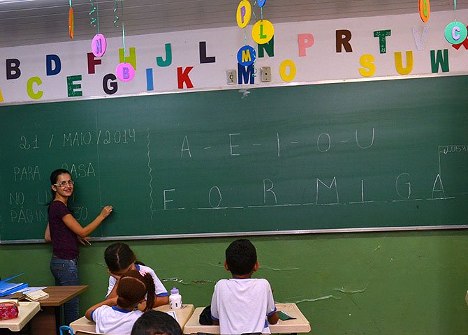 Do orçamento total para 2015, R$ 204,6 bilhões, a educação paulista terá 13,89% (R$ 28,4 bilhões). O fraco desempenho da rede estadual tende a piorar (Foto: Newton Lima) Do orçamento total para 2015, R$ 204,6 bilhões, a educação paulista terá 13,89% (R$ 28,4 bilhões). O fraco desempenho da rede estadual tende a piorar