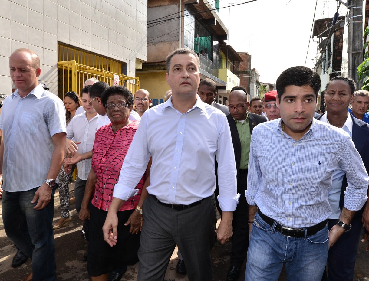 Prefeito ACM Neto e o governador Rui Costa foram nesta terça-feira à Baixa do Fiscal, no subúrbio ferroviário, onde aconteceu um deslizamento de terra que matou quatro pessoas no domingo; ACM disse que já começou a ingressar com ações judiciais para remoção de famílias que permanecem em áreas de risco; Rui afirmou que auxiliará a prefeitura com equipes de engenheiros para a realização de vistorias em cerca de duas mil residências (Foto: Romulo Faro) Prefeito ACM Neto e o governador Rui Costa foram nesta terça-feira à Baixa do Fiscal, no subúrbio ferroviário, onde aconteceu um deslizamento de terra que matou quatro pessoas no domingo; ACM disse que já começou a ingressar com ações judiciais para remoção de famílias que permanecem em áreas de risco; Rui afirmou que auxiliará a prefeitura com equipes de engenheiros para a realização de vistorias em cerca de duas mil residências