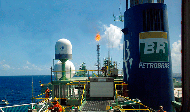 No ambiente embaçado que nessas horas se forma, correntes procuram aproveitar a oportunidade para agitar bandeiras enfraquecedoras da Petrobras, como o fim da partilha da produção no pré-sal e, "se couber", a própria privatização da companhia (Foto: Haroldo Lima) No ambiente embaçado que nessas horas se forma, correntes procuram aproveitar a oportunidade para agitar bandeiras enfraquecedoras da Petrobras, como o fim da partilha da produção no pré-sal e, "se couber", a própria privatização da companhia