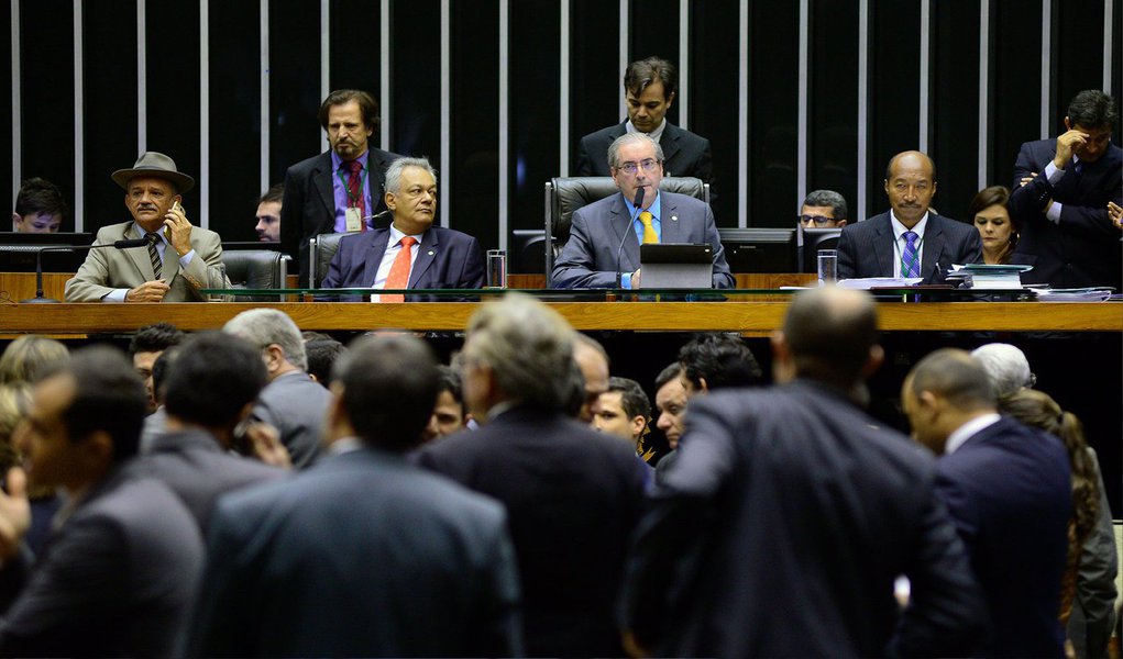 O presidente da Câmara, deputado Eduardo Cunha (PMDB-RJ), propôs há pouco e o plenário da Casa aceitou, um acordo para votar hoje (6) o texto principal da Medida Provisória (MP) 665, que muda as regras de acesso ao seguro-desemprego, ao abono salarial e ao seguro-defeso e dois destaques, sem que haja obstrução de nenhum partido; pelo acordo, hoje serão feitas três votações nominais: a do texto base da MP e a dos dois destaques; todos os líderes concordaram com a proposta e prometeram não obstruir as votações (Foto: Valter Lima) O presidente da Câmara, deputado Eduardo Cunha (PMDB-RJ), propôs há pouco e o plenário da Casa aceitou, um acordo para votar hoje (6) o texto principal da Medida Provisória (MP) 665, que muda as regras de acesso ao seguro-desemprego, ao abono salarial e ao seguro-defeso e dois destaques, sem que haja obstrução de nenhum partido; pelo acordo, hoje serão feitas três votações nominais: a do texto base da MP e a dos dois destaques; todos os líderes concordaram com a proposta e prometeram não obstruir as votações