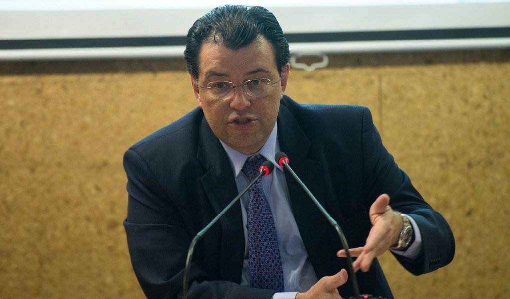 O ministro de Minas e Energia, Eduardo Braga, disse que seu partido, o PMDB, não defende o impeachment da presidente Dilma Rousseff, e sim uma agenda para retomar o crescimento do país; "Meu partido não defende impeachment, defende agenda para retomar o crescimento", afirmou (Foto: Paulo Emílio) O ministro de Minas e Energia, Eduardo Braga, disse que seu partido, o PMDB, não defende o impeachment da presidente Dilma Rousseff, e sim uma agenda para retomar o crescimento do país; "Meu partido não defende impeachment, defende agenda para retomar o crescimento", afirmou