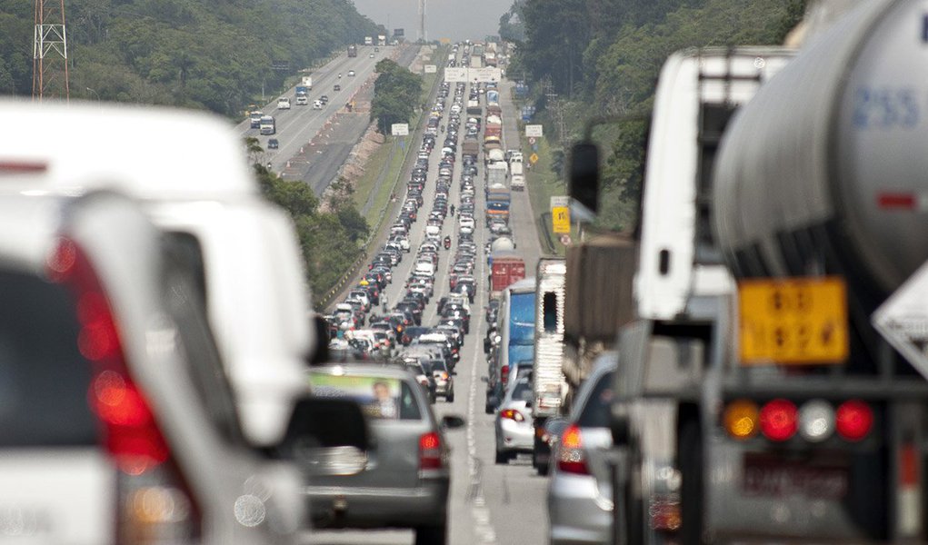 O Brasil tem 294 agrupamentos de municípios com forte integração entre as suas populações, ou seja, com grande número de pessoas que se deslocam dentro dessas áreas para trabalhar e estudar; segundo o IBGE, 55,9% da população brasileira, ou seja, 106,8 milhões de pessoas, residem nos 938 municípios que integram esses agrupamentos, chamados de "arranjos populacionais" (Foto: Gisele Federicce) O Brasil tem 294 agrupamentos de municípios com forte integração entre as suas populações, ou seja, com grande número de pessoas que se deslocam dentro dessas áreas para trabalhar e estudar; segundo o IBGE, 55,9% da população brasileira, ou seja, 106,8 milhões de pessoas, residem nos 938 municípios que integram esses agrupamentos, chamados de "arranjos populacionais"