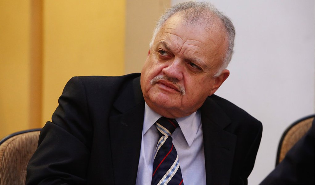 A OAB-PE emitiu um parecer classificando como inconstitucional a reeleição do presidente da Assembleia Legislativa de Pernambuco (Alepe), Guilheme Uchoa (PDT), que quer ser eleito para o quinto mandato consecutivo no cargo a partir de 2015; conforme a entidade, a Emenda Constitucional nº 33 de 2011 permite a reeleição do terceiro mandato apenas na eleição para o segundo biênio de uma legislativa, caso que ocorreu com Uchoa, quando ele foi reeleito presidente da Alepe entre os anos de 2013 e 2014; dessa forma, a OAB-PE que vê como vedada a reeleição, uma vez que o mandato de 2015 e 2016 representa o primeiro biênio da próxima legislatura (Foto: Leonardo Lucena) A OAB-PE emitiu um parecer classificando como inconstitucional a reeleição do presidente da Assembleia Legislativa de Pernambuco (Alepe), Guilheme Uchoa (PDT), que quer ser eleito para o quinto mandato consecutivo no cargo a partir de 2015; conforme a entidade, a Emenda Constitucional nº 33 de 2011 permite a reeleição do terceiro mandato apenas na eleição para o segundo biênio de uma legislativa, caso que ocorreu com Uchoa, quando ele foi reeleito presidente da Alepe entre os anos de 2013 e 2014; dessa forma, a OAB-PE que vê como vedada a reeleição, uma vez que o mandato de 2015 e 2016 representa o primeiro biênio da próxima legislatura