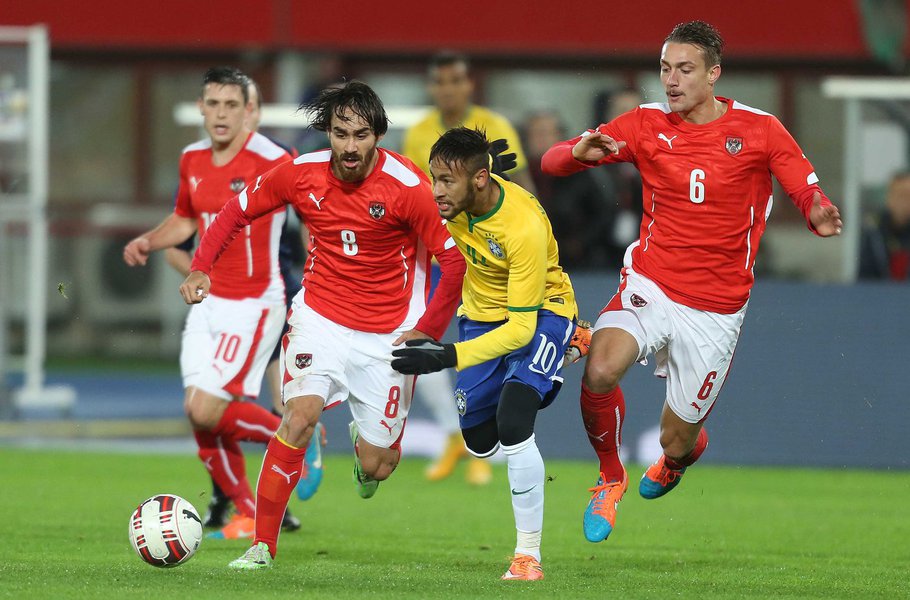 “Foi um ano de aprendizado. O que ocorreu na Copa foi difícil dar a volta por cima e acho que conseguimos”, declarou o atacante do Barcelona nesta terça-feira, após a vitória sobre a Áustria por 2 x 1, em Viena, com gols de David Luiz e Roberto Firmino (Foto: Luis Mauro Queiroz) “Foi um ano de aprendizado. O que ocorreu na Copa foi difícil dar a volta por cima e acho que conseguimos”, declarou o atacante do Barcelona nesta terça-feira, após a vitória sobre a Áustria por 2 x 1, em Viena, com gols de David Luiz e Roberto Firmino