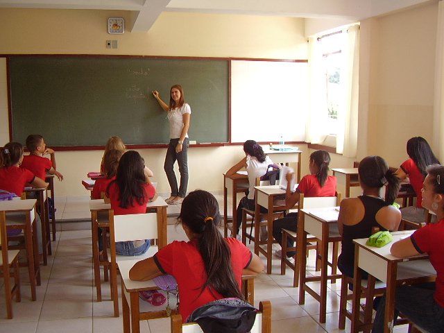 Nessa primeira lista, foram nomeados 1.125 professores dos anos finais do ensino fundamental e do ensino médio, que são regentes de aula, e outros 314 professores dos anos iniciais do ensino fundamental, que são regentes de turma. A prioridade, portanto, foi dada aos profissionais que atuam nas últimas etapas da Educação Básica, nas quais há mais necessidade; “Nós fizemos filtros no nosso sistema de dados e procuramos mapear onde havia maior demanda por professores e aulas de anos finais e do ensino médio. Identificamos 17 municípios que agregam 30% dessas áreas em 677 escolas”, explica o subsecretário de Gestão de Recursos Humanos, Antonio David de Sousa Junior (Foto: Luis Mauro Queiroz) Nessa primeira lista, foram nomeados 1.125 professores dos anos finais do ensino fundamental e do ensino médio, que são regentes de aula, e outros 314 professores dos anos iniciais do ensino fundamental, que são regentes de turma. A prioridade, portanto, foi dada aos profissionais que atuam nas últimas etapas da Educação Básica, nas quais há mais necessidade; “Nós fizemos filtros no nosso sistema de dados e procuramos mapear onde havia maior demanda por professores e aulas de anos finais e do ensino médio. Identificamos 17 municípios que agregam 30% dessas áreas em 677 escolas”, explica o subsecretário de Gestão de Recursos Humanos, Antonio David de Sousa Junior