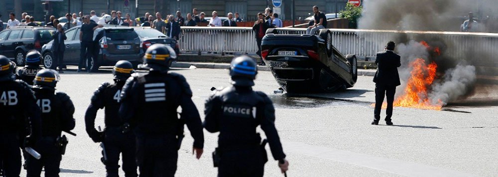 Manifestantes bloquearam acesso a estações de trem, aeroportos e a circulação em algumas das principais cidades do país; os motoristas se dizem dispostos a continuá-la “até que o Uber seja proibido” no país; em Paris, a situação ficou ainda mais tensa quando a polícia passou a jogar gás lacrimogêneo para dispersar a multidão que também bloqueava das praças até os limites da periferia da capital (Foto: Roberta Namour) Manifestantes bloquearam acesso a estações de trem, aeroportos e a circulação em algumas das principais cidades do país; os motoristas se dizem dispostos a continuá-la “até que o Uber seja proibido” no país; em Paris, a situação ficou ainda mais tensa quando a polícia passou a jogar gás lacrimogêneo para dispersar a multidão que também bloqueava das praças até os limites da periferia da capital