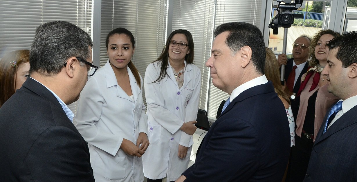 Governo anunciou um conjunto de medidas para melhorar ainda mais o atendimento dos usuários do instituto; foi anunciado o reajuste de 50% dos honorários das consultas médicas para os profissionais que aderiram ao sistema de tele-agendamento; outro serviço lançado diz respeito à saúde da mulher, com a inauguração de unidade móvel, montada em sobre uma carreta, para realização de exames de mamografia e ultrassom; Marconi ressaltou que o Ipasgo é hoje um dos maiores planos de assistência do País, o maior do Centro-Oeste, com mais de 600 mil usuários; “Se as prefeituras procuram o Ipasgo, é porque confiam no Ipasgo” (Foto: José Barbacena) Governo anunciou um conjunto de medidas para melhorar ainda mais o atendimento dos usuários do instituto; foi anunciado o reajuste de 50% dos honorários das consultas médicas para os profissionais que aderiram ao sistema de tele-agendamento; outro serviço lançado diz respeito à saúde da mulher, com a inauguração de unidade móvel, montada em sobre uma carreta, para realização de exames de mamografia e ultrassom; Marconi ressaltou que o Ipasgo é hoje um dos maiores planos de assistência do País, o maior do Centro-Oeste, com mais de 600 mil usuários; “Se as prefeituras procuram o Ipasgo, é porque confiam no Ipasgo”