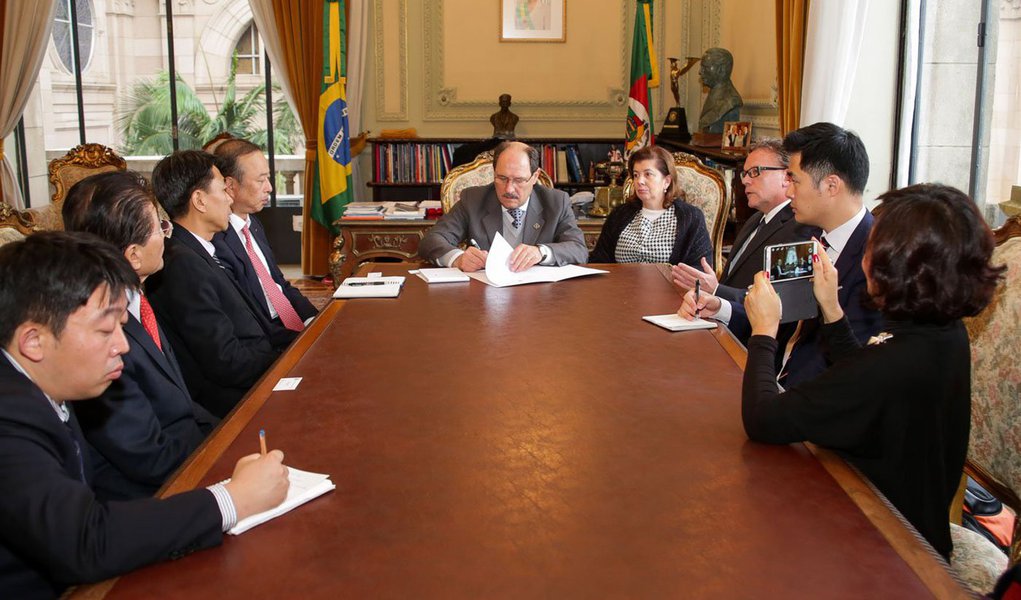 A subsidiária sul-coreana Hyundai Engenharia e Construção pretende investir em projeto na área de logística no Rio Grande do Sul; executivos da empresa no Brasil reuniram-se com o governador José Ivo Sartori, quando foi assinado documento formalizando interesse do Estado na instalação de uma usina de produção de energia a partir de resíduos industriais em Caxias do Sul; valor do projeto é calculado em US$ 270 milhões
(Foto: Leonardo Lucena) A subsidiária sul-coreana Hyundai Engenharia e Construção pretende investir em projeto na área de logística no Rio Grande do Sul; executivos da empresa no Brasil reuniram-se com o governador José Ivo Sartori, quando foi assinado documento formalizando interesse do Estado na instalação de uma usina de produção de energia a partir de resíduos industriais em Caxias do Sul; valor do projeto é calculado em US$ 270 milhões
