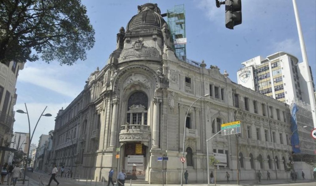 Um ato político neste sábado em frente ao prédio do antigo Departamento de Ordem Política e Social (Dops), no Rio de Janeiro, marcou o Dia Internacional de Luta Contra a Tortura; os militantes pedem a transformação do imóvel em um espaço de memória da resistência e não no futuro museu da Polícia Civil, finalidade para a qual está sendo reformado; o prédio do Dops recebeu centenas de presos políticos desde sua construção, em 1910, para sediar a Repartição Central de Polícia; mas foi durante a ditadura militar que ele se transformou em um dos principais aparelhos de repressão e tortura do regime (Foto: Romulo Faro) Um ato político neste sábado em frente ao prédio do antigo Departamento de Ordem Política e Social (Dops), no Rio de Janeiro, marcou o Dia Internacional de Luta Contra a Tortura; os militantes pedem a transformação do imóvel em um espaço de memória da resistência e não no futuro museu da Polícia Civil, finalidade para a qual está sendo reformado; o prédio do Dops recebeu centenas de presos políticos desde sua construção, em 1910, para sediar a Repartição Central de Polícia; mas foi durante a ditadura militar que ele se transformou em um dos principais aparelhos de repressão e tortura do regime