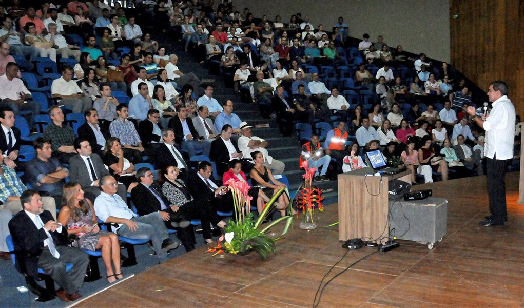 A Prefeitura de Palmas lançou nesta quinta-feira, 25, um plano de ação para que cidade que se desenvolva de forma sustentável; o plano é resultado do ingresso da cidade na Iniciativa Cidades Emergentes Sustentáveis (ICES) do Banco Interamericano de Desenvolvimento (BID) e Caixa Econômica Federal; entre os objetivos do estudo estão tornar Palmas mais competitiva; usar o seu território de forma mais equilibrada; e avançar para uma gestão pública mais eficiente; "o resultado disso é que o Palmense poderá dizer no futuro que mora na melhor cidade do mundo", ressaltou o prefeito Carlos Amastha (PSB) (Foto: Aquiles Lins) A Prefeitura de Palmas lançou nesta quinta-feira, 25, um plano de ação para que cidade que se desenvolva de forma sustentável; o plano é resultado do ingresso da cidade na Iniciativa Cidades Emergentes Sustentáveis (ICES) do Banco Interamericano de Desenvolvimento (BID) e Caixa Econômica Federal; entre os objetivos do estudo estão tornar Palmas mais competitiva; usar o seu território de forma mais equilibrada; e avançar para uma gestão pública mais eficiente; "o resultado disso é que o Palmense poderá dizer no futuro que mora na melhor cidade do mundo", ressaltou o prefeito Carlos Amastha (PSB)
