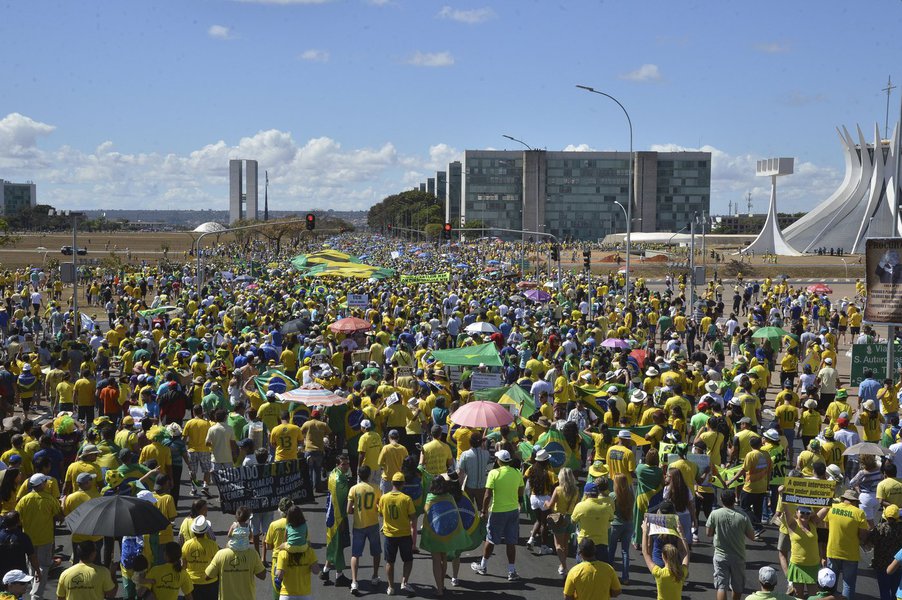 Terminou por volta das 12h30 a manifestação defronte ao Congresso Nacional, em Brasília; manifestantes caminharam rumo ao Congresso carregando faixas e cartazes que pediam a saída da presidenta Dilma Rousseff. Em frente à Catedral de Brasília, fizeram uma pausa e rezaram, de mãos dadas, o Pai Nosso; em seguida foram para o gramado do Congresso onde estenderam faixas e pediram a saída da presidente Dilma; manifestação também serviu de palco para que diversas categoria, como servidores do Judiciário e da Polícia Civil do Distrito Federal pedissem a valorização das carreiras; protesto reuniu 25 mil pessoas, segundo a Polícia Militar; número é a metade do registrado durante os protestos de abril (Foto: Paulo Emílio) Terminou por volta das 12h30 a manifestação defronte ao Congresso Nacional, em Brasília; manifestantes caminharam rumo ao Congresso carregando faixas e cartazes que pediam a saída da presidenta Dilma Rousseff. Em frente à Catedral de Brasília, fizeram uma pausa e rezaram, de mãos dadas, o Pai Nosso; em seguida foram para o gramado do Congresso onde estenderam faixas e pediram a saída da presidente Dilma; manifestação também serviu de palco para que diversas categoria, como servidores do Judiciário e da Polícia Civil do Distrito Federal pedissem a valorização das carreiras; protesto reuniu 25 mil pessoas, segundo a Polícia Militar; número é a metade do registrado durante os protestos de abril
