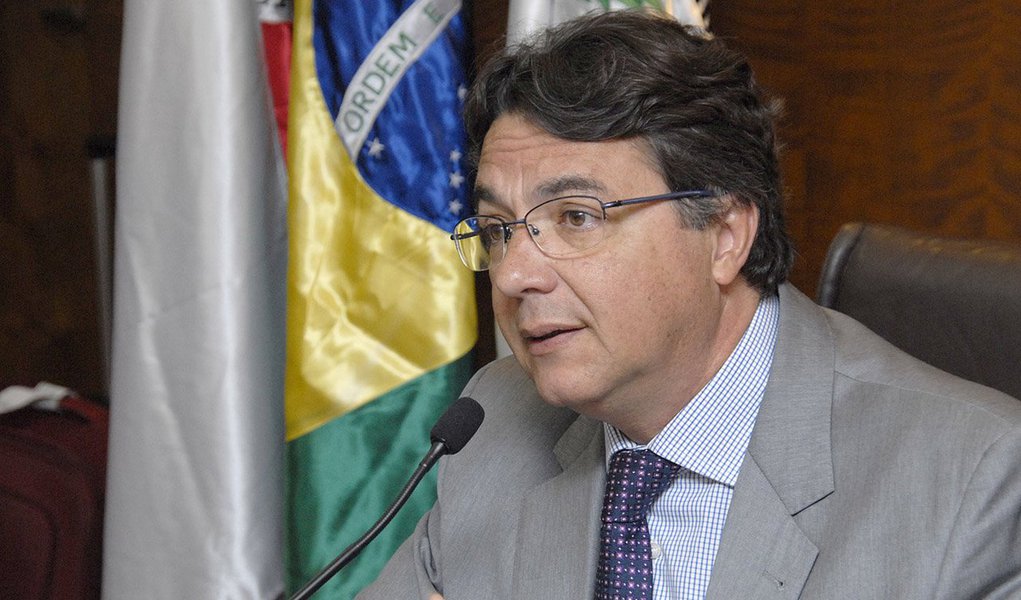 Governo de Minas Gerais prevê receita de R$ 88 bilhões e meta de superávit primário de R$ 912 milhões para o ano que vem, conforme anunciou o Secretário de Planejamento e Gestão, Helvécio Magalhães, em coletiva de imprensa; o Executivo garantiu o financiamento de todos os órgãos no mesmo nível de 2014, apesar da contenção de gastos; o dirigente também se mostrou confiante de que o déficit das contas, que é de R$ 3,7 bi, será reduzido e estabilizado nos próximos três anos; "Ainda não será possível zerar esse saldo negativo em 2016, esperamos conseguir em 2017", declarou Magalhães (Foto: Leonardo Lucena) Governo de Minas Gerais prevê receita de R$ 88 bilhões e meta de superávit primário de R$ 912 milhões para o ano que vem, conforme anunciou o Secretário de Planejamento e Gestão, Helvécio Magalhães, em coletiva de imprensa; o Executivo garantiu o financiamento de todos os órgãos no mesmo nível de 2014, apesar da contenção de gastos; o dirigente também se mostrou confiante de que o déficit das contas, que é de R$ 3,7 bi, será reduzido e estabilizado nos próximos três anos; "Ainda não será possível zerar esse saldo negativo em 2016, esperamos conseguir em 2017", declarou Magalhães
