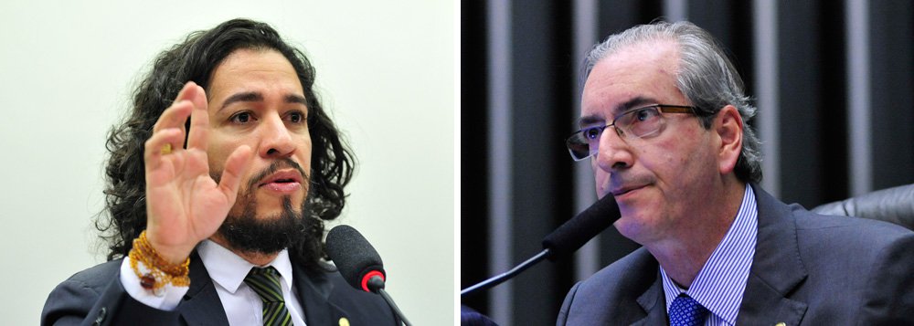 Deputado federal Jean Wyllys (Psol-RJ) alerta para "rumores que correm pela Casa" de que o presidente da Câmara, Eduardo Cunha (PMDB-RJ), provavelmente quebrará o acordo de líderes e colocará uma nova matéria sobre o financiamento de campanhas em votação, após ter sido derrotado na noite de ontem; "Cunha e seus asseclas, derrotados, ainda não se deram por vencidos. A intenção de reformar a política para reforçar suas mazelas está clara! Não podemos baixar nossas guardas, pois, como bem se vê, a prática é rasteira! Precisamos ficar atent@s também à eventual mudança de postura dos deputados: Se votarem com Cunha hoje, caso ele consiga, de fato, colocar a matéria em pauta, é indício de que participaram de tenebrosas transações!", publicou o parlamentar nas redes sociais (Foto: Gisele Federicce) Deputado federal Jean Wyllys (Psol-RJ) alerta para "rumores que correm pela Casa" de que o presidente da Câmara, Eduardo Cunha (PMDB-RJ), provavelmente quebrará o acordo de líderes e colocará uma nova matéria sobre o financiamento de campanhas em votação, após ter sido derrotado na noite de ontem; "Cunha e seus asseclas, derrotados, ainda não se deram por vencidos. A intenção de reformar a política para reforçar suas mazelas está clara! Não podemos baixar nossas guardas, pois, como bem se vê, a prática é rasteira! Precisamos ficar atent@s também à eventual mudança de postura dos deputados: Se votarem com Cunha hoje, caso ele consiga, de fato, colocar a matéria em pauta, é indício de que participaram de tenebrosas transações!", publicou o parlamentar nas redes sociais