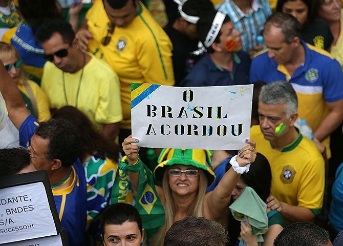 O PT precisa reagir com sua força partidária e basta de resoluções e notas à imprensa. Sendo “campanha”, tem que ir para os bairros, para o porta em porta, para as rodoviárias, pontos de ônibus e fazer a defesa do partido e do governo (Foto: Alberto Militanque) O PT precisa reagir com sua força partidária e basta de resoluções e notas à imprensa. Sendo “campanha”, tem que ir para os bairros, para o porta em porta, para as rodoviárias, pontos de ônibus e fazer a defesa do partido e do governo