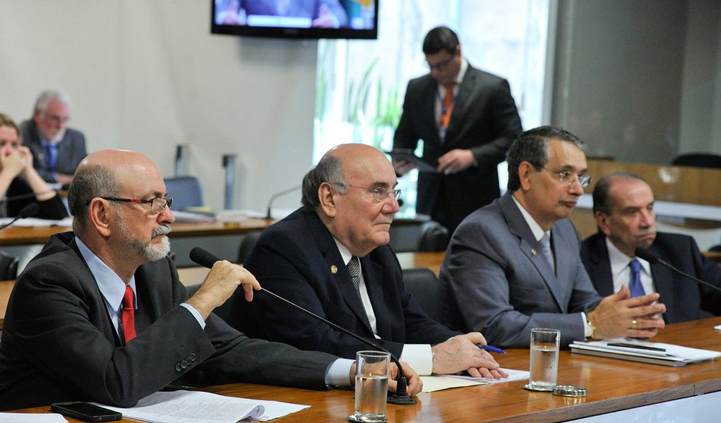 Por intermédio do senador Donizeti Nogueira (PT-TO), o requerimento do senador Otto Alencar (PSD-BA) que convocava a ministra da Agricultura, Pecuária e Abastecimento, Kátia Abreu (PMDB-TO) para dar explicações à Comissão de Meio Ambiente, Fiscalização e Controle sobre sanidade animal foi transformado em convite; Donizeti argumentou que a ministra cumpre uma extensa agenda internacional para abrir mercados para o agronegócio brasileiro e, portanto, não poderia estar presente e solicitou o adiamento do convite para o segundo semestre (Foto: Aquiles Lins) Por intermédio do senador Donizeti Nogueira (PT-TO), o requerimento do senador Otto Alencar (PSD-BA) que convocava a ministra da Agricultura, Pecuária e Abastecimento, Kátia Abreu (PMDB-TO) para dar explicações à Comissão de Meio Ambiente, Fiscalização e Controle sobre sanidade animal foi transformado em convite; Donizeti argumentou que a ministra cumpre uma extensa agenda internacional para abrir mercados para o agronegócio brasileiro e, portanto, não poderia estar presente e solicitou o adiamento do convite para o segundo semestre