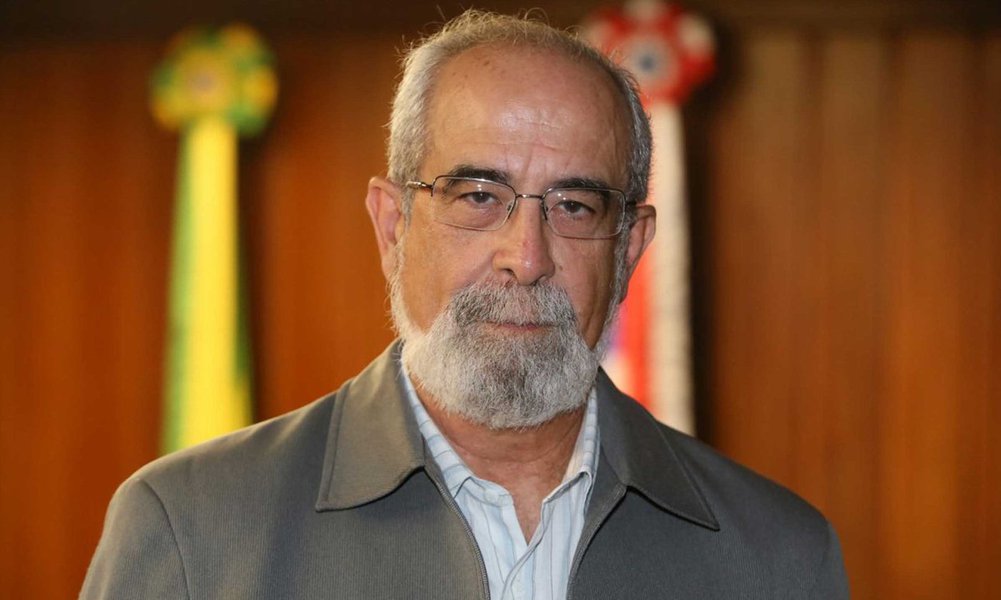 Secretário da Casa Civil, Bruno Dauster, representou o governo do Estado em audiência na Assembleia Legislativa organizada pela Comissão Especial da Ferrovia de Integração Oeste Leste (Fiol) e do Porto Sul e reafirmou o compromisso da gestão em priorizar a conclusão do porto e da ferrovia; "Estou confiante sobre a construção do Porto Sul e acredito que, até o final de 2018, estaremos exportando carga por lá. Vamos contar com uma nova tecnologia de quebra-mar, com caixões pré-moldados, elaborados em diques flutuantes. Este modelo é o mais usado em portos offshore no mundo e vai acelerar enormemente a instalação do nosso quebra-mar", disse Dauster (Foto: Romulo Faro) Secretário da Casa Civil, Bruno Dauster, representou o governo do Estado em audiência na Assembleia Legislativa organizada pela Comissão Especial da Ferrovia de Integração Oeste Leste (Fiol) e do Porto Sul e reafirmou o compromisso da gestão em priorizar a conclusão do porto e da ferrovia; "Estou confiante sobre a construção do Porto Sul e acredito que, até o final de 2018, estaremos exportando carga por lá. Vamos contar com uma nova tecnologia de quebra-mar, com caixões pré-moldados, elaborados em diques flutuantes. Este modelo é o mais usado em portos offshore no mundo e vai acelerar enormemente a instalação do nosso quebra-mar", disse Dauster