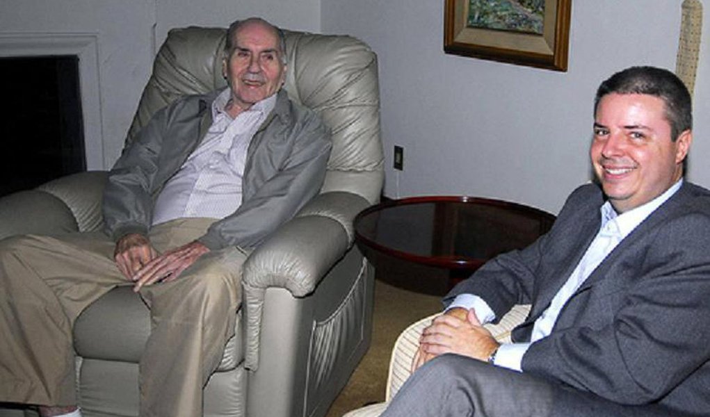 Segundo a promotoria do caso, a fazenda do ex-governador em Santo Antônio do Amparo, que chegou a ser forte produtora de leite e café no estado, teria se inviabilizado economicamente devido à má gestão do ex-curador. No seu auge, a propriedade chegou a render R$ 9,5 milhões anuais; Evaristo De Pádua Abreu e Hélio Garcia foram companheiros desde o primeiro mandato do ex-governador, quando venceu as eleições pelo PMDB, como vice na chapa liderada por Tancredo Neves, contra o candidato do PDS, o ex-senador Eliseu Resende (Foto: Luis Mauro Queiroz) Segundo a promotoria do caso, a fazenda do ex-governador em Santo Antônio do Amparo, que chegou a ser forte produtora de leite e café no estado, teria se inviabilizado economicamente devido à má gestão do ex-curador. No seu auge, a propriedade chegou a render R$ 9,5 milhões anuais; Evaristo De Pádua Abreu e Hélio Garcia foram companheiros desde o primeiro mandato do ex-governador, quando venceu as eleições pelo PMDB, como vice na chapa liderada por Tancredo Neves, contra o candidato do PDS, o ex-senador Eliseu Resende