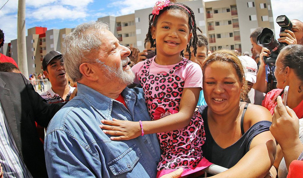 Ex-presidente, que participou neste sábado da inauguração de um conjunto habitacional realizado pelo programa Minha Casa Minha Vida em parceria com o Movimento dos Trabalhadores Sem-Teto, disse que a presidente Dilma deve melhorar a qualidade do programa; "Quando eu entro nessa casa de 63m² e lembro que é o dobro da casa que morei com 4 filhos, eu penso: a luta de vocês valeu a pena", disse (Foto: Gisele Federicce) Ex-presidente, que participou neste sábado da inauguração de um conjunto habitacional realizado pelo programa Minha Casa Minha Vida em parceria com o Movimento dos Trabalhadores Sem-Teto, disse que a presidente Dilma deve melhorar a qualidade do programa; "Quando eu entro nessa casa de 63m² e lembro que é o dobro da casa que morei com 4 filhos, eu penso: a luta de vocês valeu a pena", disse