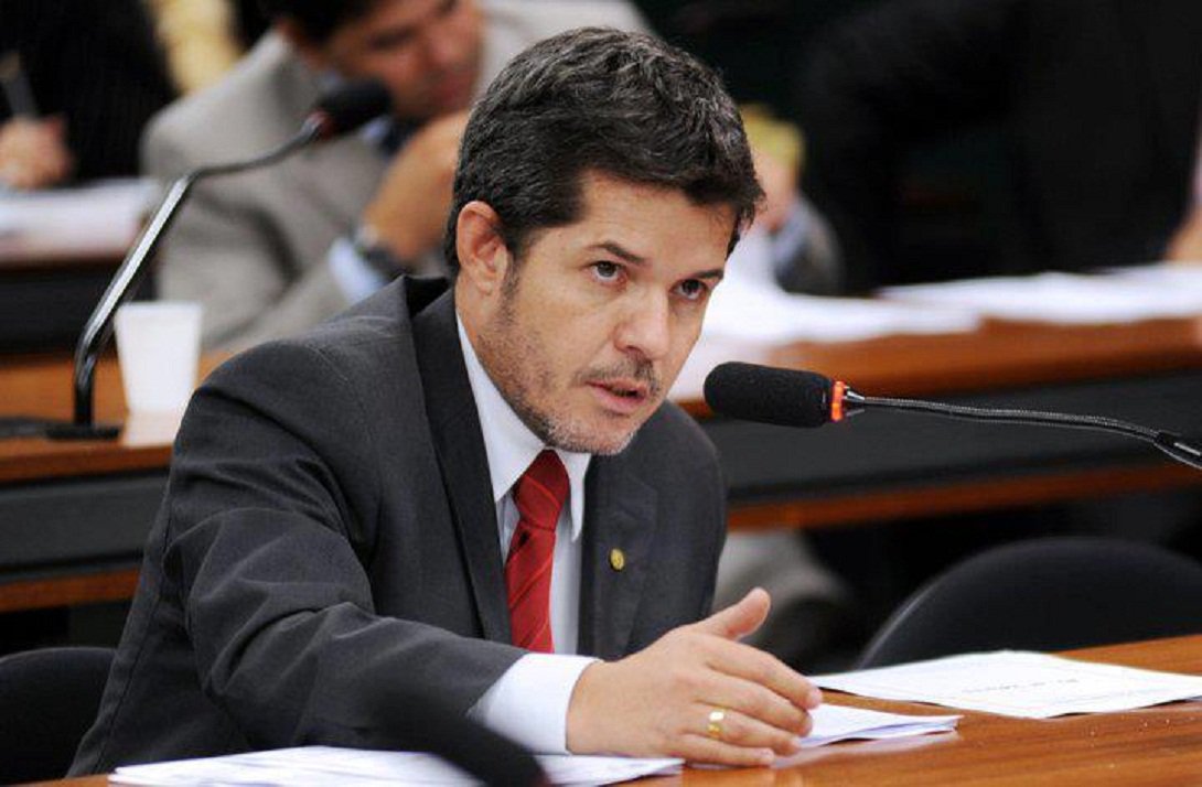 Deputado federal Delegado Waldir escreveu um post em seu Facebook para defender o padre Luiz Augusto; religioso foi o personagem da política goiana na semana passada após ser revelado pelo jornal O Popular que ele recebe salário de R$ 12 mil na Assembleia Legislativa sem dar expediente na Casa; parlamentar escreve que padre Luiz foi tratado como um criminoso e virou um "bode expiatório" (Foto: José Barbacena) Deputado federal Delegado Waldir escreveu um post em seu Facebook para defender o padre Luiz Augusto; religioso foi o personagem da política goiana na semana passada após ser revelado pelo jornal O Popular que ele recebe salário de R$ 12 mil na Assembleia Legislativa sem dar expediente na Casa; parlamentar escreve que padre Luiz foi tratado como um criminoso e virou um "bode expiatório"