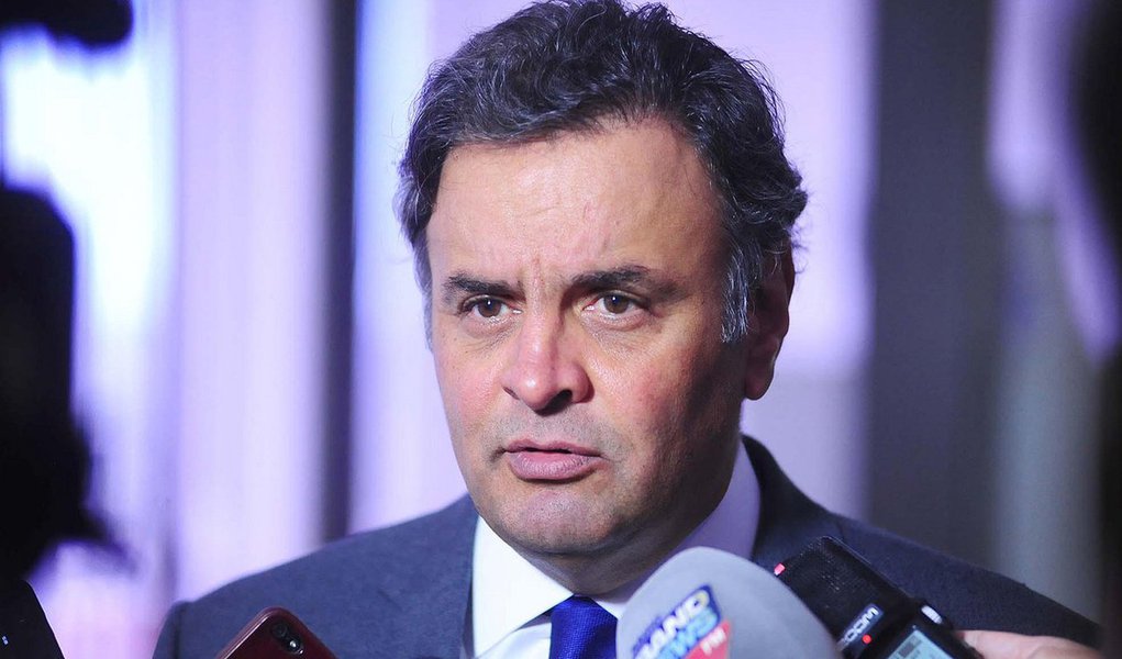 "Temo muito essas ações midiáticas que geram determinada expectativa e depois têm como consequência uma enorme frustração", disse o senador tucano, que comanda nesta sexta-feira, de Maceió, uma campanha de filiação partidária ao PSDB; ele também afirmou que "o Brasil assistiu com perplexidade" as declarações do presidente da CUT, Vagner Freitas, que falou ontem com movimentos sociais em "ir para as ruas entrincheirados de armas na mão"; "Quero dizer ao presidente da CUT que nós não vamos nos entrincheirar. Vamos levar para as ruas a Constituição, que é nossa única arma", afirmou (Foto: Paulo Emílio) "Temo muito essas ações midiáticas que geram determinada expectativa e depois têm como consequência uma enorme frustração", disse o senador tucano, que comanda nesta sexta-feira, de Maceió, uma campanha de filiação partidária ao PSDB; ele também afirmou que "o Brasil assistiu com perplexidade" as declarações do presidente da CUT, Vagner Freitas, que falou ontem com movimentos sociais em "ir para as ruas entrincheirados de armas na mão"; "Quero dizer ao presidente da CUT que nós não vamos nos entrincheirar. Vamos levar para as ruas a Constituição, que é nossa única arma", afirmou