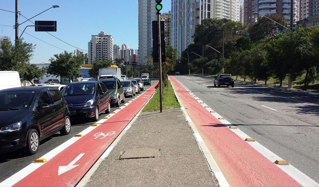 Segundo levantamento, feito com 513 pessoas entre dezembro de 2014 e janeiro de de 2015, a maioria dos usuários das ciclovias é formada por homens - quase 80% -, na faixa etária dos 30 a 39 anos (31,58%); a criação de nova estrutura cicloviária ainda incentivou 84% dos usuários a usar a bicicleta como meio de transporte, sendo que mais de um terço dos usuários entrevistados já utiliza este meio de transporte para ir de casa ao trabalho; além disso, os ciclistas deram nota 7,2 para as ciclofaixas e ciclovias (na escala até 10) e 46% já utilizou a bicicleta para turismo (Foto: Valter Lima) Segundo levantamento, feito com 513 pessoas entre dezembro de 2014 e janeiro de de 2015, a maioria dos usuários das ciclovias é formada por homens - quase 80% -, na faixa etária dos 30 a 39 anos (31,58%); a criação de nova estrutura cicloviária ainda incentivou 84% dos usuários a usar a bicicleta como meio de transporte, sendo que mais de um terço dos usuários entrevistados já utiliza este meio de transporte para ir de casa ao trabalho; além disso, os ciclistas deram nota 7,2 para as ciclofaixas e ciclovias (na escala até 10) e 46% já utilizou a bicicleta para turismo