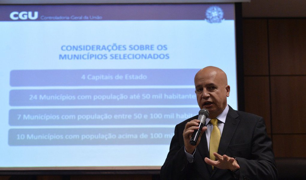 Programa lançado nesta segunda-feira ajudará a Controladoria-Geral da União a fiscalizar recursos que são repassados pelo governo federal a estados, municípios e ao Distrito Federal; agora, o processo de escolha dos municípios que serão fiscalizados passará a adotar, também como critério, indicadores de vulnerabilidades; desde 2003, a escolha é feita em sorteios públicos; "Vulnerabilidade não significa fraude ou corrupção e sim que, nesses municípios, há maior probabilidade de encontrarmos problemas", afirmou o chefe da CGU, Valdir Simão (Foto: Aquiles Lins) Programa lançado nesta segunda-feira ajudará a Controladoria-Geral da União a fiscalizar recursos que são repassados pelo governo federal a estados, municípios e ao Distrito Federal; agora, o processo de escolha dos municípios que serão fiscalizados passará a adotar, também como critério, indicadores de vulnerabilidades; desde 2003, a escolha é feita em sorteios públicos; "Vulnerabilidade não significa fraude ou corrupção e sim que, nesses municípios, há maior probabilidade de encontrarmos problemas", afirmou o chefe da CGU, Valdir Simão