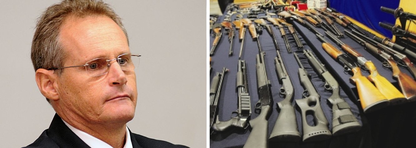O tráfico de armas no Rio de Janeiro será combatido por um núcleo de inteligência integrado por aproximadamente 30 homens das polícias civil, militar e federal; a iniciativa será aplicada a partir do próximo dia 23; "Nós não podemos esperar o resultado do rastreamento dessas armas para estabelecer rotas para, a partir daí, começarmos a trabalhar. Muitas vezes, o fabricante internacional não tem interesse em fornecer dados sobre os compradores, já que produz e vende armas conforme a legislação do país de origem", disse o secretário de Segurança José Mariano Beltrame (Foto: Leonardo Lucena) O tráfico de armas no Rio de Janeiro será combatido por um núcleo de inteligência integrado por aproximadamente 30 homens das polícias civil, militar e federal; a iniciativa será aplicada a partir do próximo dia 23; "Nós não podemos esperar o resultado do rastreamento dessas armas para estabelecer rotas para, a partir daí, começarmos a trabalhar. Muitas vezes, o fabricante internacional não tem interesse em fornecer dados sobre os compradores, já que produz e vende armas conforme a legislação do país de origem", disse o secretário de Segurança José Mariano Beltrame