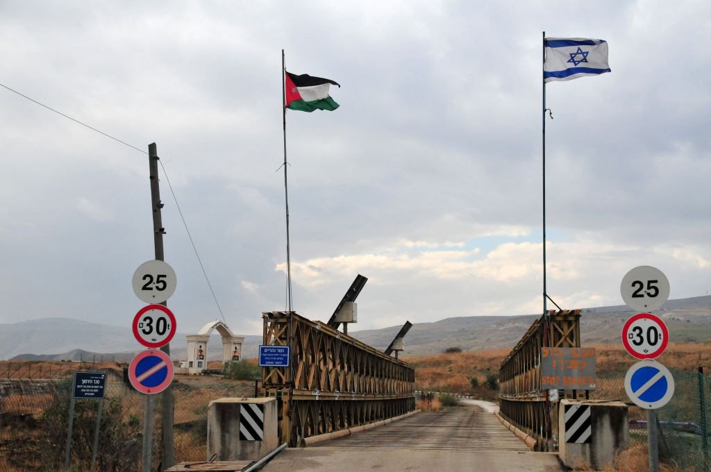 Gabinete do primeiro-ministro israelense anunciou que Israel aprovou a construção de uma barreira de segurança ao longo de parte da sua fronteira leste com a Jordânia para barrar militantes e imigrantes ilegais; nova barreira terá 30 quilômetros de comprimento e foi aprovada por membros do governo israelense responsáveis pela segurança.; primeiro-ministro Benjamin Netanyahu declarou que a nova barreira será uma continuação ao longo da fronteira sul com o Egito, que "bloqueia a entrada de imigrantes ilegais em Israel e vários movimentos terroristas" (Foto: Paulo Emílio) Gabinete do primeiro-ministro israelense anunciou que Israel aprovou a construção de uma barreira de segurança ao longo de parte da sua fronteira leste com a Jordânia para barrar militantes e imigrantes ilegais; nova barreira terá 30 quilômetros de comprimento e foi aprovada por membros do governo israelense responsáveis pela segurança.; primeiro-ministro Benjamin Netanyahu declarou que a nova barreira será uma continuação ao longo da fronteira sul com o Egito, que "bloqueia a entrada de imigrantes ilegais em Israel e vários movimentos terroristas"