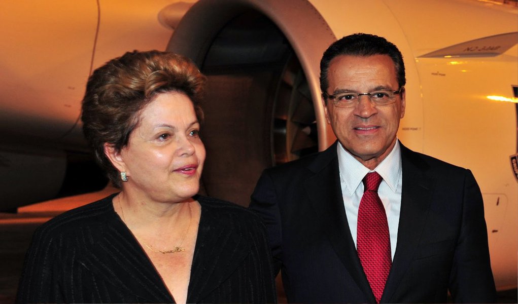 A presidente Dilma Rousseff vai anunciar o ex-presidente da Câmara Henrique Eduardo Alves (PMDB) como novo ministro do Turismo; ele substitui Vinicius Lages; em crise com o PMDB, a chegada de Alves, com bom trânsito no Congresso, a expectativa é de que as relações entre a presidente e os peemedebistas melhore; o ex-presidente da Câmara já tinha sido cogitado para assumir um ministério desde dezembro, mas houve um recuo após a imprensa publicar que ele estaria na lista da Lava Jato, o que não se confirmou (Foto: Valter Lima) A presidente Dilma Rousseff vai anunciar o ex-presidente da Câmara Henrique Eduardo Alves (PMDB) como novo ministro do Turismo; ele substitui Vinicius Lages; em crise com o PMDB, a chegada de Alves, com bom trânsito no Congresso, a expectativa é de que as relações entre a presidente e os peemedebistas melhore; o ex-presidente da Câmara já tinha sido cogitado para assumir um ministério desde dezembro, mas houve um recuo após a imprensa publicar que ele estaria na lista da Lava Jato, o que não se confirmou