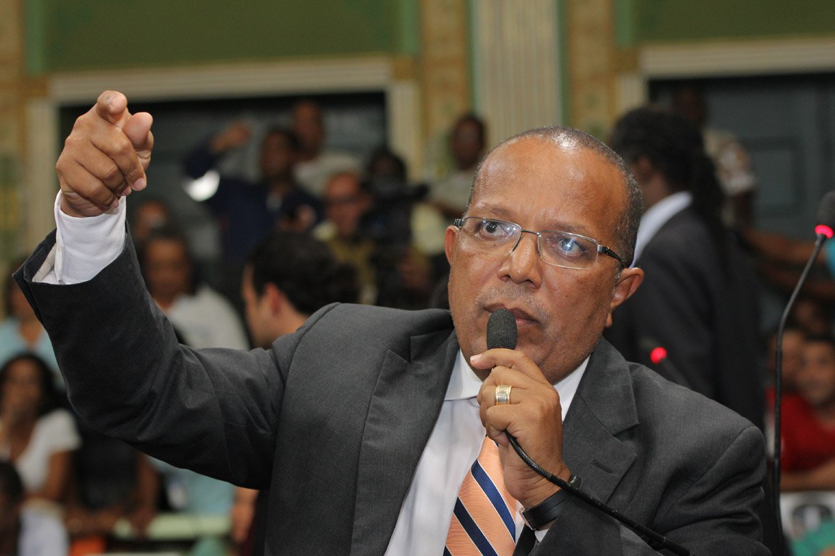 O líder da minoria na Câmara Municipal, vereador Luiz Carlos Suíca, não ficou satisfeito com o projeto de reajuste dos servidores da prefeitura aprovado no Legislativo; ele avalia que "faltou esforço" por parte da prefeitura para que todos os trabalhadores fossem atendidos; "Na realidade só não teve acordo por falta de esforço do secretário de Gestão de Salvador, Alexandre Pauperio. Votaria a parte na qual os servidores e determinados sindicatos já aprovaram e os descontentes iniciariam um diálogo com a prefeitura para as mudanças necessárias, sem ninguém sair perdendo. Debateriam separadamente sem prejuízos para os agentes de endemias", disse Suíca (Foto: Romulo Faro) O líder da minoria na Câmara Municipal, vereador Luiz Carlos Suíca, não ficou satisfeito com o projeto de reajuste dos servidores da prefeitura aprovado no Legislativo; ele avalia que "faltou esforço" por parte da prefeitura para que todos os trabalhadores fossem atendidos; "Na realidade só não teve acordo por falta de esforço do secretário de Gestão de Salvador, Alexandre Pauperio. Votaria a parte na qual os servidores e determinados sindicatos já aprovaram e os descontentes iniciariam um diálogo com a prefeitura para as mudanças necessárias, sem ninguém sair perdendo. Debateriam separadamente sem prejuízos para os agentes de endemias", disse Suíca