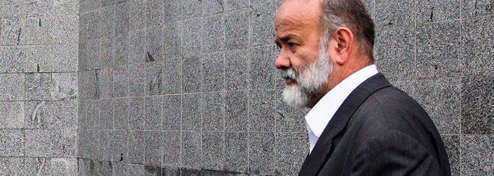 SÃO PAULO,SP,05.02.2015:OPERAÇÃO-LAVA-JATO - O tesoureiro do PT, João Vaccari Neto, presta depoimento na PolÃcia Federal, em São Paulo (SP), durante nona fase da operação Lava Jato, deflagrada na manhã desta quinta-feira (5). Vaccari será obriga (Foto: Gisele Federicce) SÃO PAULO,SP,05.02.2015:OPERAÇÃO-LAVA-JATO - O tesoureiro do PT, João Vaccari Neto, presta depoimento na PolÃcia Federal, em São Paulo (SP), durante nona fase da operação Lava Jato, deflagrada na manhã desta quinta-feira (5). Vaccari será obriga
