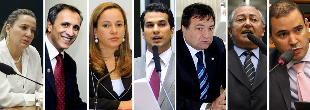 Visto como o maior retrocesso aos direitos dos trabalhadores desde o Golpe Militar, o Projeto de Lei 4.330, que regulamenta os contratos de terceirização para qualquer atividade no setor privado e para as empresas públicas de todas as esferas foi aprovado pela Câmara dos Deputados nesta quarta-feira, 8; da bancada tocantinense, votaram a favor: Dulce Miranda (PMDB), Carlos Gaguim (PMDB), Josi Nunes (PMDB), Irajá Abreu (PSD), César Halum (PRB), Lázaro Botelho (PP) e Vicentinho Júnior (PSB); apenas a deputada Professora Dorinha (DEM) votou contra; se entrar em vigor, lei pode reduzir os salários de 40 milhões de funcionários contratados (Foto: Aquiles Lins) Visto como o maior retrocesso aos direitos dos trabalhadores desde o Golpe Militar, o Projeto de Lei 4.330, que regulamenta os contratos de terceirização para qualquer atividade no setor privado e para as empresas públicas de todas as esferas foi aprovado pela Câmara dos Deputados nesta quarta-feira, 8; da bancada tocantinense, votaram a favor: Dulce Miranda (PMDB), Carlos Gaguim (PMDB), Josi Nunes (PMDB), Irajá Abreu (PSD), César Halum (PRB), Lázaro Botelho (PP) e Vicentinho Júnior (PSB); apenas a deputada Professora Dorinha (DEM) votou contra; se entrar em vigor, lei pode reduzir os salários de 40 milhões de funcionários contratados