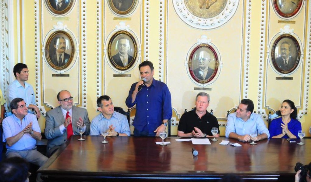 Senador mineiro Aécio Neves (PSDB) diz que é "bobagem" a ação movida pelo Ministério Público Federal para investigar a falta de repasse de R$ 14 bilhões para a área de saúde entre 2003 e 2012, nas gestões dele e do também senador tucano Antonio Anastasia no governo de Minas Gerais; "Isto é uma bobagem. Isto já foi arquivado lá atrás. Isto é coisa requentada. Antes da emenda 29, os gastos em saúde eram aprovados pelo tribunais de contas e o que nós fizemos foi exatamente o que o Tribunal de Contas de Minas determinava, que foi investimento em saneamento básico em regiões mais pobres do Estado de Minas Gerais, que inibiu doenças" (Foto: Romulo Faro) Senador mineiro Aécio Neves (PSDB) diz que é "bobagem" a ação movida pelo Ministério Público Federal para investigar a falta de repasse de R$ 14 bilhões para a área de saúde entre 2003 e 2012, nas gestões dele e do também senador tucano Antonio Anastasia no governo de Minas Gerais; "Isto é uma bobagem. Isto já foi arquivado lá atrás. Isto é coisa requentada. Antes da emenda 29, os gastos em saúde eram aprovados pelo tribunais de contas e o que nós fizemos foi exatamente o que o Tribunal de Contas de Minas determinava, que foi investimento em saneamento básico em regiões mais pobres do Estado de Minas Gerais, que inibiu doenças"