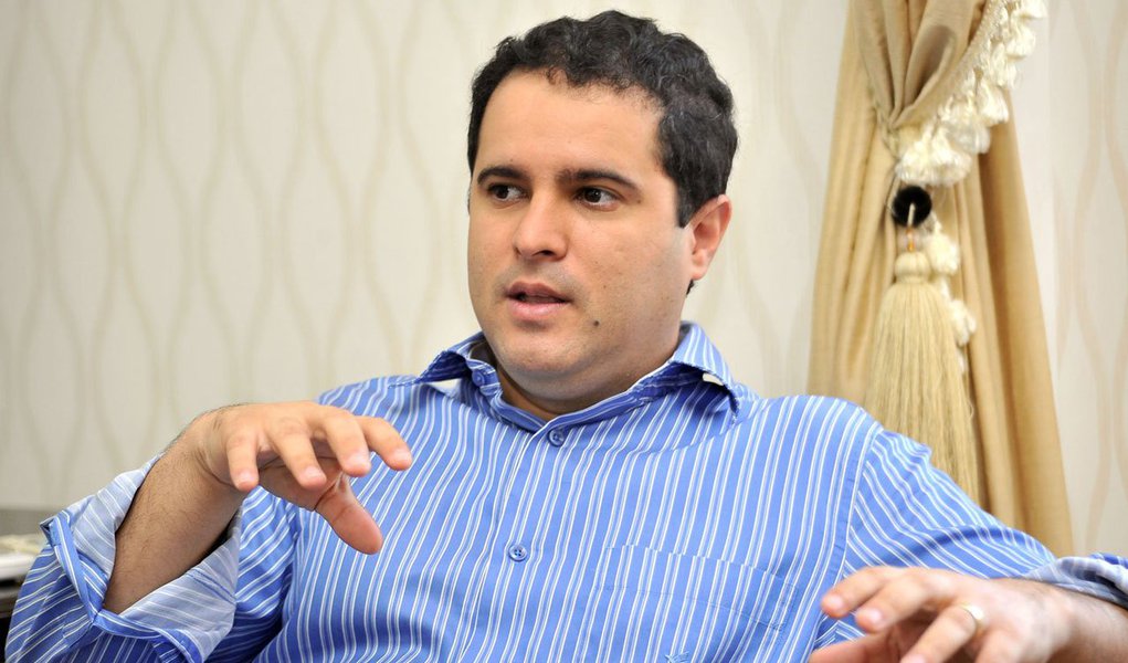 O prefeito de São Luís, Edivaldo Holanda (PTC), sancionou a Lei Municipal 5.859 que cria o Conselho Municipal de Comunicação Social (CMCS), órgão colegiado que terá função propositiva, consultiva, deliberativa e fiscalizadora da política pública de comunicação do município de São Luís; o conselho terá vínculo administrativo com a estrutura da Secretaria Municipal de Comunicação (Secom); "A manutenção do diálogo e a construção coletiva destas medidas serão enfatizadas na área da comunicação, agora, com a criação do Conselho Municipal", disse (Foto: Leonardo Lucena) O prefeito de São Luís, Edivaldo Holanda (PTC), sancionou a Lei Municipal 5.859 que cria o Conselho Municipal de Comunicação Social (CMCS), órgão colegiado que terá função propositiva, consultiva, deliberativa e fiscalizadora da política pública de comunicação do município de São Luís; o conselho terá vínculo administrativo com a estrutura da Secretaria Municipal de Comunicação (Secom); "A manutenção do diálogo e a construção coletiva destas medidas serão enfatizadas na área da comunicação, agora, com a criação do Conselho Municipal", disse