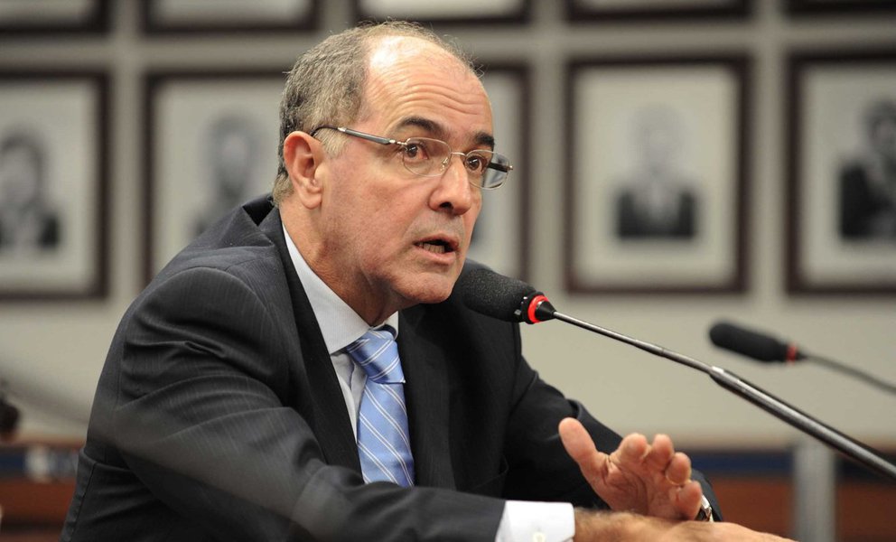 Presidente do DEM na Bahia, o deputado José Carlos Aleluia também bate no governo do Estado por causa da falta de água que atinge Salvador desde o dia 1º em virtude do rompimento da principal adutora da Embasa nas obras do metrô na BR-324; "Será que milhões de soteropolitanos terão que sofrer o desconforto da falta de água por causa da irresponsabilidade da realização de uma obra sem planejamento?", questiona o democrata (Foto: Romulo Faro) Presidente do DEM na Bahia, o deputado José Carlos Aleluia também bate no governo do Estado por causa da falta de água que atinge Salvador desde o dia 1º em virtude do rompimento da principal adutora da Embasa nas obras do metrô na BR-324; "Será que milhões de soteropolitanos terão que sofrer o desconforto da falta de água por causa da irresponsabilidade da realização de uma obra sem planejamento?", questiona o democrata
