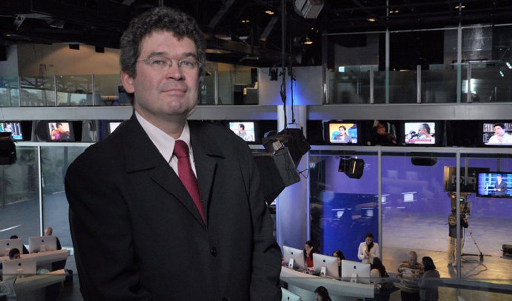 O jornalista Américo Martins, que desde fevereiro deste ano ocupa a direção geral da Empresa Brasil de Comunicação, irá assumir a presidência da empresa, gestora dos canais TV Brasil, TV Brasil Internacional, Agência Brasil, Radioagência Nacional e do sistema público de rádio, composto por oito emissoras; Américo substituirá o jornalista Nelson Breve, que será secretário de imprensa da Secretaria de Comunicação da Presidência (Secom), no lugar de Olímpio Cruz Neto (Foto: Valter Lima) O jornalista Américo Martins, que desde fevereiro deste ano ocupa a direção geral da Empresa Brasil de Comunicação, irá assumir a presidência da empresa, gestora dos canais TV Brasil, TV Brasil Internacional, Agência Brasil, Radioagência Nacional e do sistema público de rádio, composto por oito emissoras; Américo substituirá o jornalista Nelson Breve, que será secretário de imprensa da Secretaria de Comunicação da Presidência (Secom), no lugar de Olímpio Cruz Neto