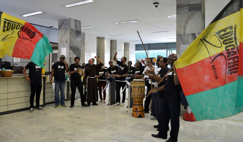 Cerca de vinte manifestantes da Fundação Educafro ocuparam hoje pela manhã a entrada de serviço do Ministério da Fazenda; os manifestantes se acorrentaram no interior do prédio e dizem que só deixarão o local após serem recebidos pelo ministro Joaquim Levy; eles querem que o ministro dê garantias de que serão providenciados mais recursos para a educação do país (Foto: Paulo Emílio) Cerca de vinte manifestantes da Fundação Educafro ocuparam hoje pela manhã a entrada de serviço do Ministério da Fazenda; os manifestantes se acorrentaram no interior do prédio e dizem que só deixarão o local após serem recebidos pelo ministro Joaquim Levy; eles querem que o ministro dê garantias de que serão providenciados mais recursos para a educação do país