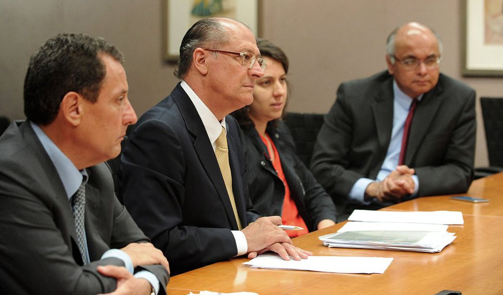 Sindicato dos Professores do Ensino Oficial de São Paulo (Apeoesp) acusa o governo de Geraldo Alckmin (PSDB) de divulgar salário bem acima do que cai na conta bancária de professores; seria o caso de um professor de escola do interior, que pelo portal, recebeu em abril um salário líquido de R$ 3.009, 27, quando seu holerite indica R$ 1.489,85 (Foto: Roberta Namour) Sindicato dos Professores do Ensino Oficial de São Paulo (Apeoesp) acusa o governo de Geraldo Alckmin (PSDB) de divulgar salário bem acima do que cai na conta bancária de professores; seria o caso de um professor de escola do interior, que pelo portal, recebeu em abril um salário líquido de R$ 3.009, 27, quando seu holerite indica R$ 1.489,85