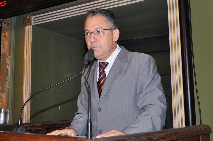 Nova frente parlamentar da Câmara Municipal, formada por sete vereadores, tem como líder o vereador Isnard Araújo (PR), e não pretende fazer oposição ao "competente prefeito ACM Neto", mas sim discutir melhor os projetos que chegam à Casa; embora nenhum deles afirme, nos bastidores circula a informação de que os vereadores estariam insatisfeitos com a forma como a bancada governista estaria conduzindo as discussões; o novo bloco é formado, além de Isnard, pelos vereadores Leandro Guerrilha e Zé Trindade (ambos do PSL), Luiz Carlos e Sabá (os dois do PRB), Odiosvaldo Vigas (PDT) e Eliel Souza (PV) (Foto: Romulo Faro) Nova frente parlamentar da Câmara Municipal, formada por sete vereadores, tem como líder o vereador Isnard Araújo (PR), e não pretende fazer oposição ao "competente prefeito ACM Neto", mas sim discutir melhor os projetos que chegam à Casa; embora nenhum deles afirme, nos bastidores circula a informação de que os vereadores estariam insatisfeitos com a forma como a bancada governista estaria conduzindo as discussões; o novo bloco é formado, além de Isnard, pelos vereadores Leandro Guerrilha e Zé Trindade (ambos do PSL), Luiz Carlos e Sabá (os dois do PRB), Odiosvaldo Vigas (PDT) e Eliel Souza (PV)