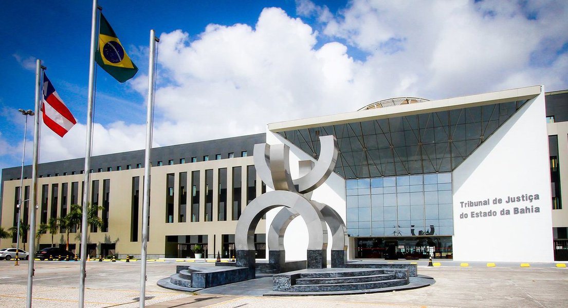 Ranking elaborado a partir de dados do Centro de Pesquisas sobre o Sistema de Justiça brasileiro, do Instituto Brasiliense de Direito Público, coloca o Tribunal de Justiça da Bahia como o segundo pior do País, na 26ª posição entre as 27 unidades federativas; a corte baiana fica atrás apenas da de Piauí; o índice é calculado com base em dados oficiais do Conselho Nacional de Justiça, sobre despesas com recursos humanos, custo médio por processo, arrecadação de recursos, percentual de cargos de magistrados ocupados etc. (Foto: Romulo Faro) Ranking elaborado a partir de dados do Centro de Pesquisas sobre o Sistema de Justiça brasileiro, do Instituto Brasiliense de Direito Público, coloca o Tribunal de Justiça da Bahia como o segundo pior do País, na 26ª posição entre as 27 unidades federativas; a corte baiana fica atrás apenas da de Piauí; o índice é calculado com base em dados oficiais do Conselho Nacional de Justiça, sobre despesas com recursos humanos, custo médio por processo, arrecadação de recursos, percentual de cargos de magistrados ocupados etc.