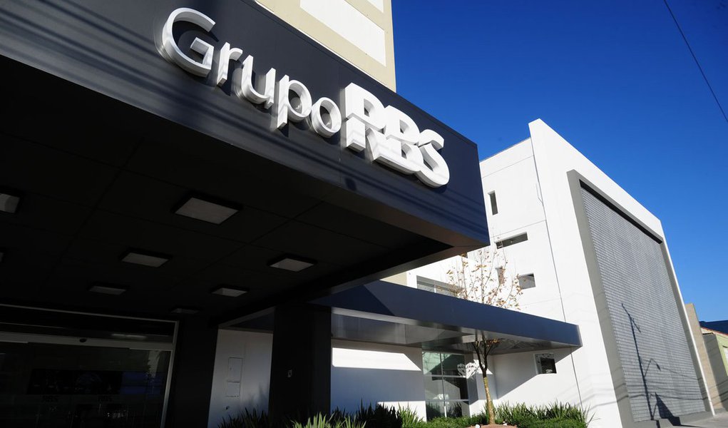 Em comunicado aos colaboradores do RBS, jornalista Marcelo da Silva Duarte questiona sobre o envolvimento do grupo no esquema de sonegação fiscal: "Como é representar uma empresa suspeita de corrupção, que supostamente paga propina para se livrar de débitos tributários? Qual é a sensação de saber que parte do salário que vocês recebem no final do mês é pago, supostamente, graças à corrupção?"; "E os editoriais do Grupo RBS, pródigos em acusações, em apontar para a falência moral da política? Como é estar na mesma vala de suspeição, no mesmo nível moral dos políticos e empresários por vocês publicamete execrados?" (Foto: Roberta Namour) Em comunicado aos colaboradores do RBS, jornalista Marcelo da Silva Duarte questiona sobre o envolvimento do grupo no esquema de sonegação fiscal: "Como é representar uma empresa suspeita de corrupção, que supostamente paga propina para se livrar de débitos tributários? Qual é a sensação de saber que parte do salário que vocês recebem no final do mês é pago, supostamente, graças à corrupção?"; "E os editoriais do Grupo RBS, pródigos em acusações, em apontar para a falência moral da política? Como é estar na mesma vala de suspeição, no mesmo nível moral dos políticos e empresários por vocês publicamete execrados?"