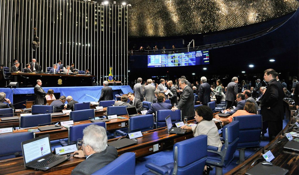 O Senado aprovou nesta quarta (1º) proposta que estabelece a aposentadoria compulsória dos servidores públicos aos 75 anos; pela regra atual, essa aposentadoria se dá aos 70 anos; a mudança atinge todos os servidores públicos da União, dos estados, do Distrito Federal e dos municípios; matéria tramitava em regime de urgência e recebeu 59 votos favoráveis e 5 contrários; agora, o texto segue para análise da Câmara (Foto: Valter Lima) O Senado aprovou nesta quarta (1º) proposta que estabelece a aposentadoria compulsória dos servidores públicos aos 75 anos; pela regra atual, essa aposentadoria se dá aos 70 anos; a mudança atinge todos os servidores públicos da União, dos estados, do Distrito Federal e dos municípios; matéria tramitava em regime de urgência e recebeu 59 votos favoráveis e 5 contrários; agora, o texto segue para análise da Câmara