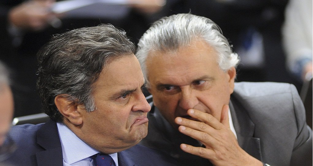 Senador preferiu participar do protesto na Avenida Paulista a caminhar ao lado de seus eleitores e simpatizantes na Praça Tamandaré, em Goiânia; busca por holofotes da grande mídia e discurso golpista contra a presidente Dilma Rousseff (PT), compartilhado pelo colega Aécio Neves, evidenciam que prioridade do senador neste momento é cavar espaço nas discussões sobre impeachment e eleições de 2018; PMDB goiano diminuiu empolgação com Caiado e aliança com o DEM para o pleito municipal de 2016 deixou de ser pauta principal na agenda peemedebista; prefeito Paulo Garcia afirmou que senador deve "falar menos" e trabalhar mais por Goiás e Goiânia (Foto: José Barbacena) Senador preferiu participar do protesto na Avenida Paulista a caminhar ao lado de seus eleitores e simpatizantes na Praça Tamandaré, em Goiânia; busca por holofotes da grande mídia e discurso golpista contra a presidente Dilma Rousseff (PT), compartilhado pelo colega Aécio Neves, evidenciam que prioridade do senador neste momento é cavar espaço nas discussões sobre impeachment e eleições de 2018; PMDB goiano diminuiu empolgação com Caiado e aliança com o DEM para o pleito municipal de 2016 deixou de ser pauta principal na agenda peemedebista; prefeito Paulo Garcia afirmou que senador deve "falar menos" e trabalhar mais por Goiás e Goiânia