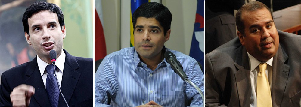 A tão especulada saída do prefeito ACM Neto do DEM pode acarretar em uma debandada dos quadros do partido na Bahia; o líder da oposição na Assembleia Legislativa, deputado Sandro Régis (à direita), é um dos que não escondem a disposição de seguir os passos de ACM; "Minha posição é de ir para onde o prefeito for", diz o deputado; o vereador Leo Prates, líder do DEM na Câmara, afirma que segue a liderança do prefeito; "Eu sigo a liderança política do prefeito ACM Neto" (Foto: Romulo Faro) A tão especulada saída do prefeito ACM Neto do DEM pode acarretar em uma debandada dos quadros do partido na Bahia; o líder da oposição na Assembleia Legislativa, deputado Sandro Régis (à direita), é um dos que não escondem a disposição de seguir os passos de ACM; "Minha posição é de ir para onde o prefeito for", diz o deputado; o vereador Leo Prates, líder do DEM na Câmara, afirma que segue a liderança do prefeito; "Eu sigo a liderança política do prefeito ACM Neto"