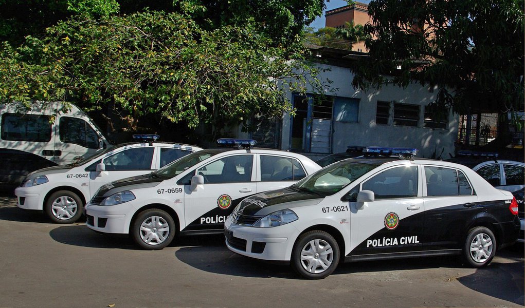 Dois policiais foram presos no Rio acusados de chefiar a maior milícia da zona oeste da cidade; o policial civil Alexandre Castilho de Oliveira, o Nazista, e o policial militar Lucas Nunes de Oliveira, o Goiano, foram detidos; a prisão foi feita pelo grupo especializado no combate ao crime organizado, Gaeco, do MP-RJ; outro acusado, Sidney Carvalho da Silva, o Lacraia, está foragido (Foto: Leonardo Lucena) Dois policiais foram presos no Rio acusados de chefiar a maior milícia da zona oeste da cidade; o policial civil Alexandre Castilho de Oliveira, o Nazista, e o policial militar Lucas Nunes de Oliveira, o Goiano, foram detidos; a prisão foi feita pelo grupo especializado no combate ao crime organizado, Gaeco, do MP-RJ; outro acusado, Sidney Carvalho da Silva, o Lacraia, está foragido